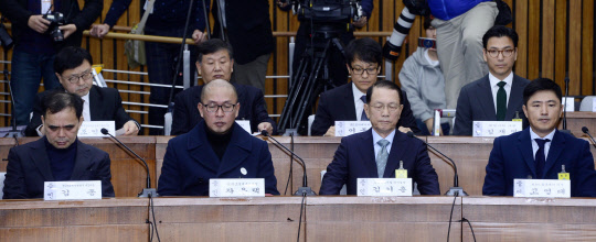 청문회장 출석한 증인들       (서울=연합뉴스) 황광모 기자 = 7일 오전 국회에서 열린 최순실 국정농단 의혹 진상규명을 위한 국정조사 특위 2차 청문회에서 김종 전 문체부 2차관(왼쪽부터), 차은택 전 창조경제추진단장, 김기춘 전 청와대 비서실장, 고영태 전 더블루케이 이사가 나란히 앉아 있다. 2016.12.7    hkmpooh@yna.co.kr  (끝)